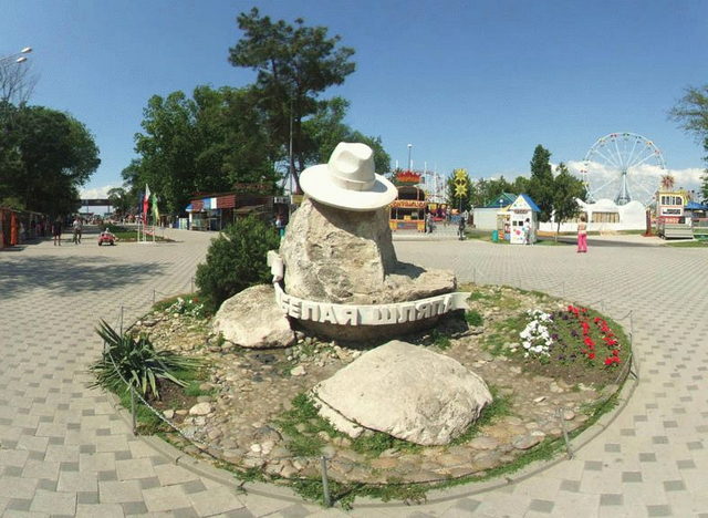 Белая шляпа в Анапе